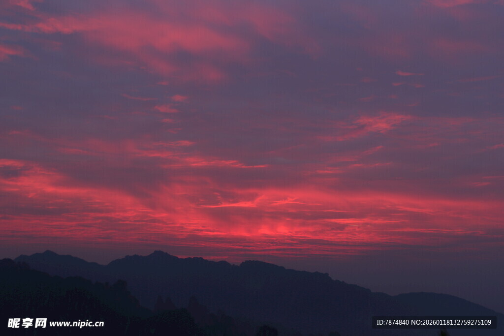 山间绚烂晚霞美景