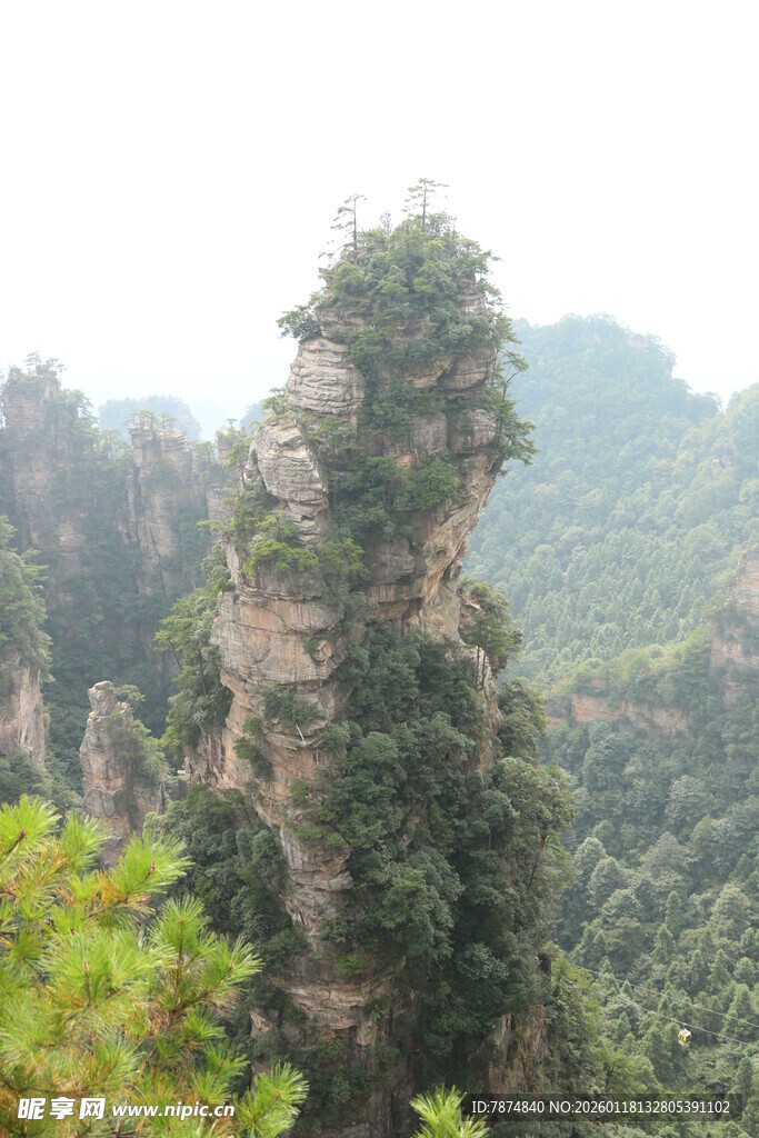 奇峰耸立的壮美自然景观