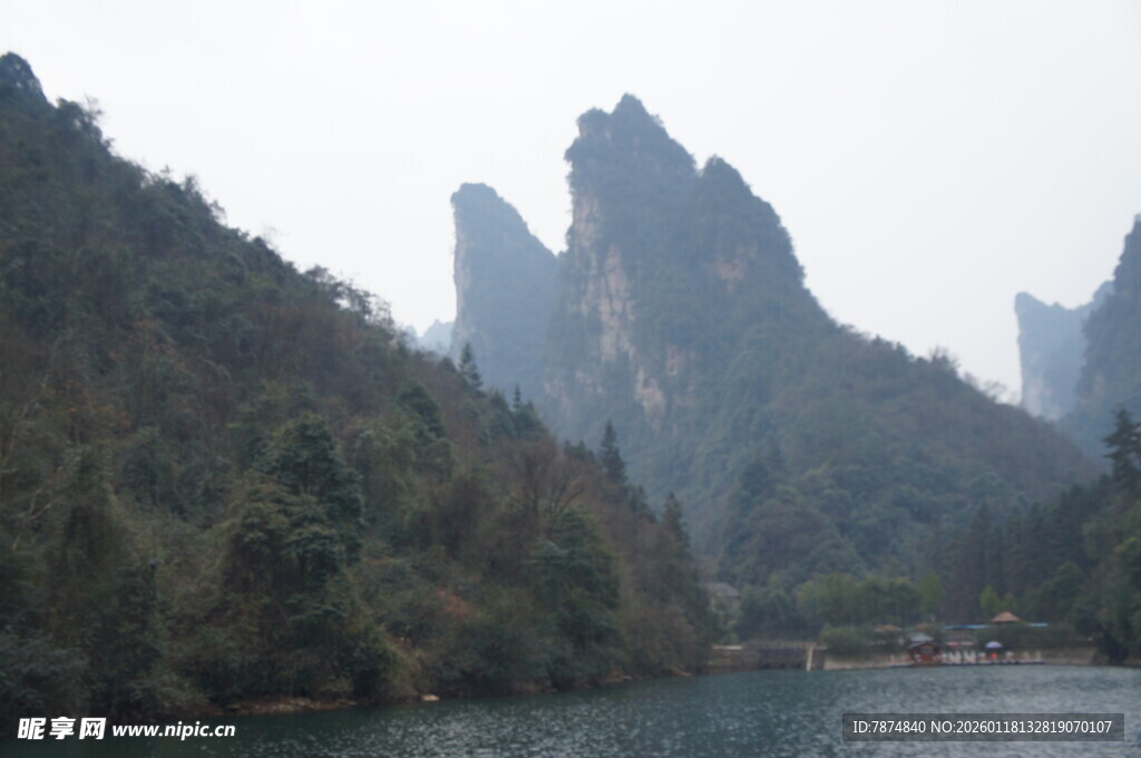 山水相依的秀丽自然景观