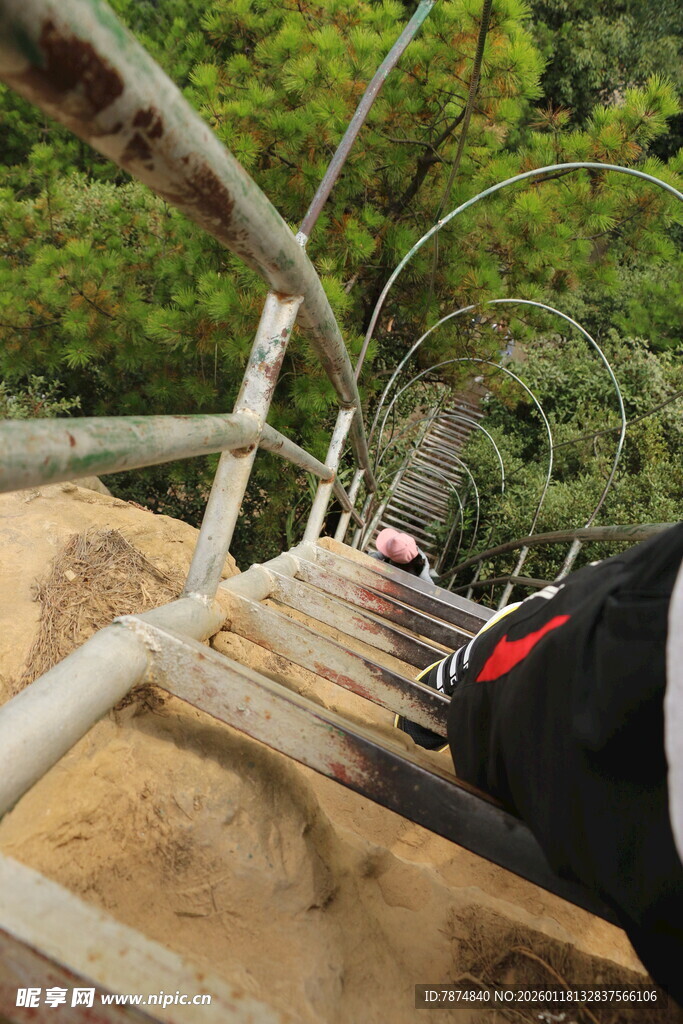 漫步木质栈道赏山林风光