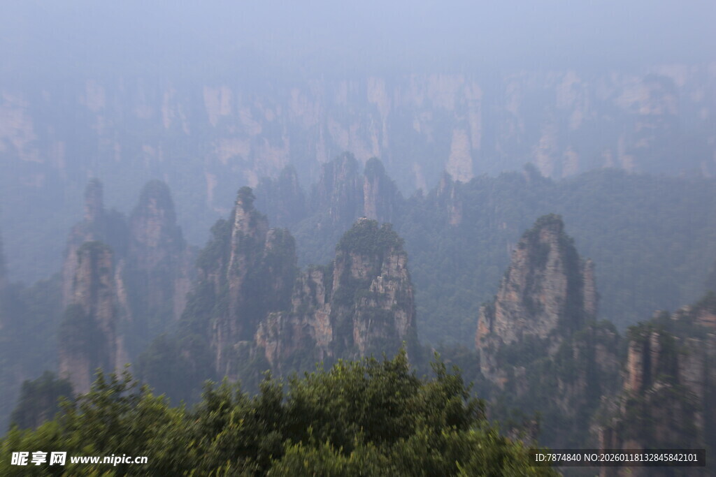 张家界奇峰云雾景观