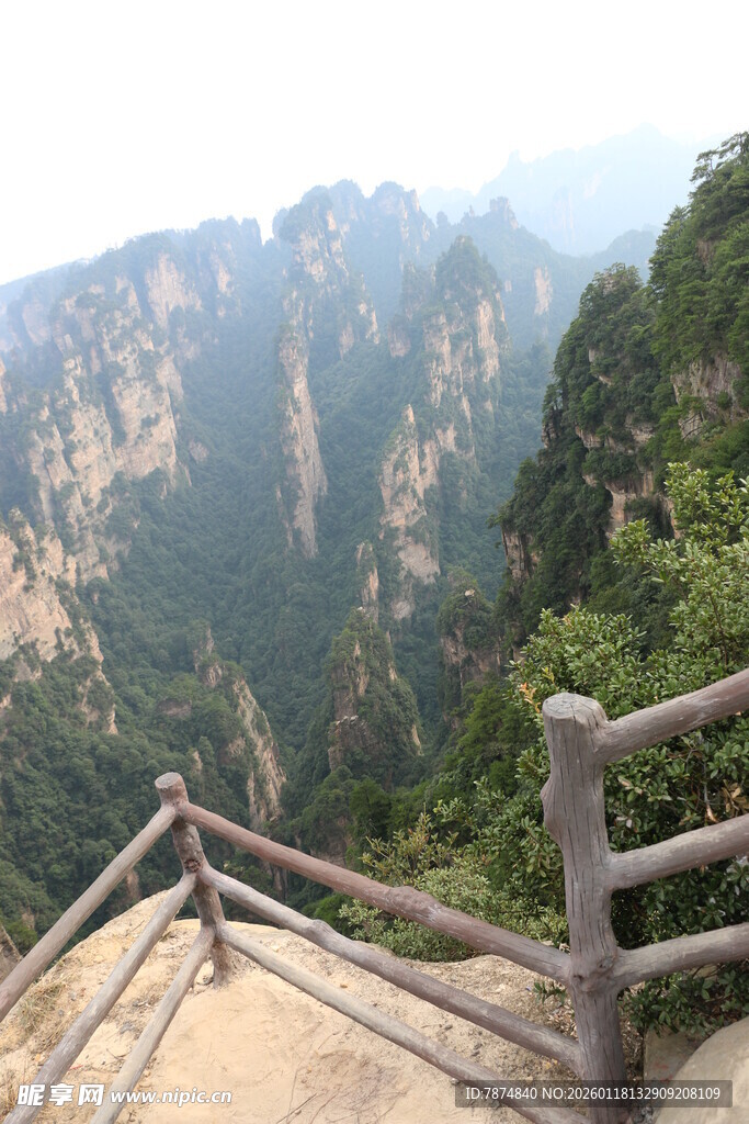 山间栈道赏壮丽山景