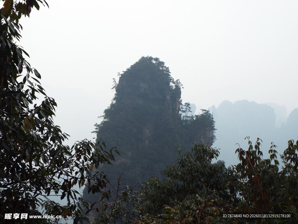 云雾缭绕的奇特山峰