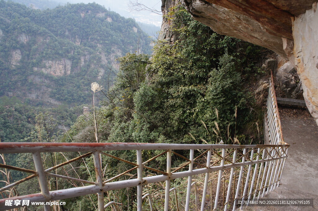 山间栈道风景