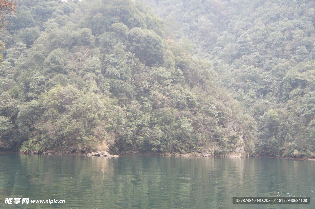 青山绿水间的静谧湖景