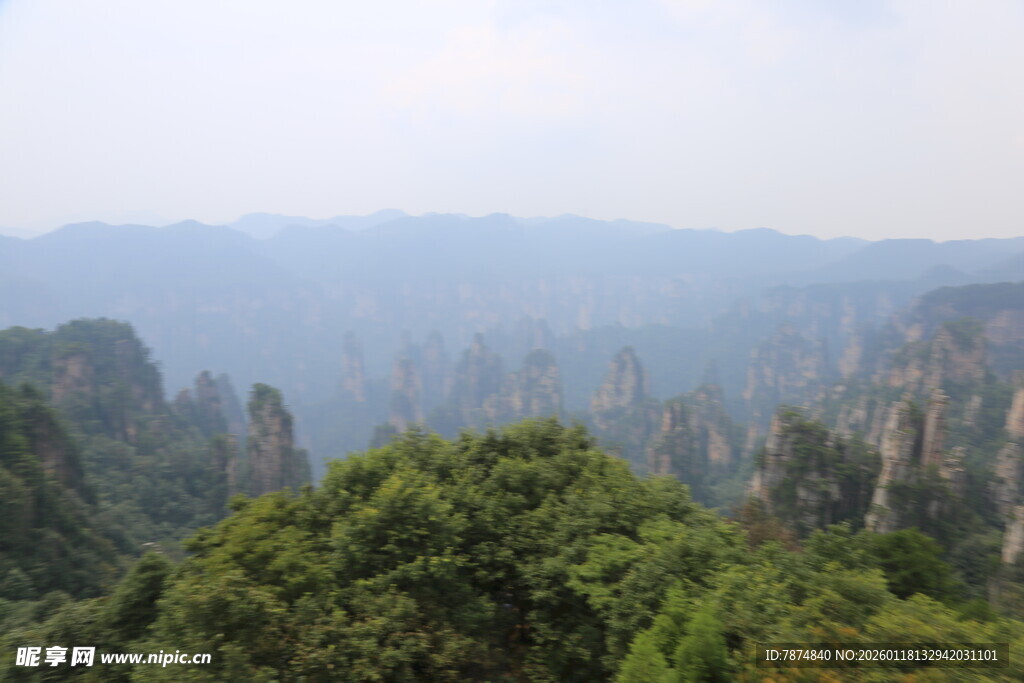 壮美山峦间的葱郁景致
