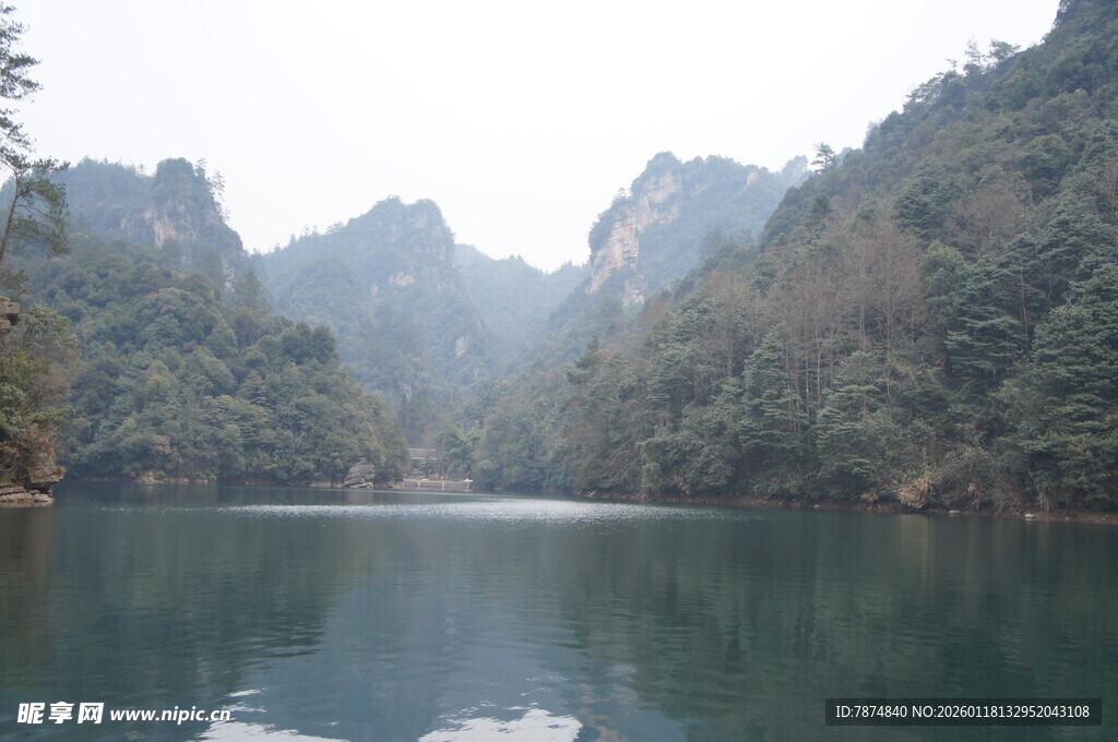 山水相依的静谧湖景
