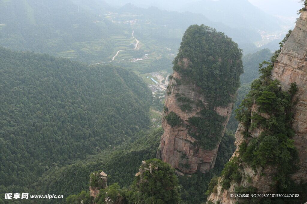 奇峰耸立的壮美山间景色