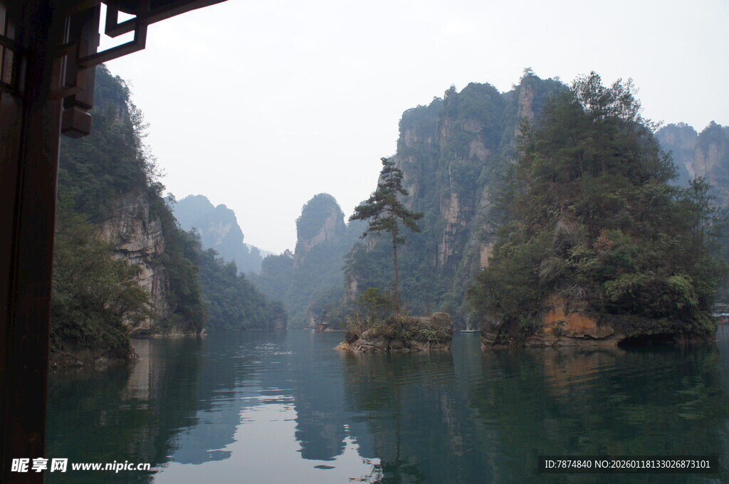 山水相映的静谧自然景观