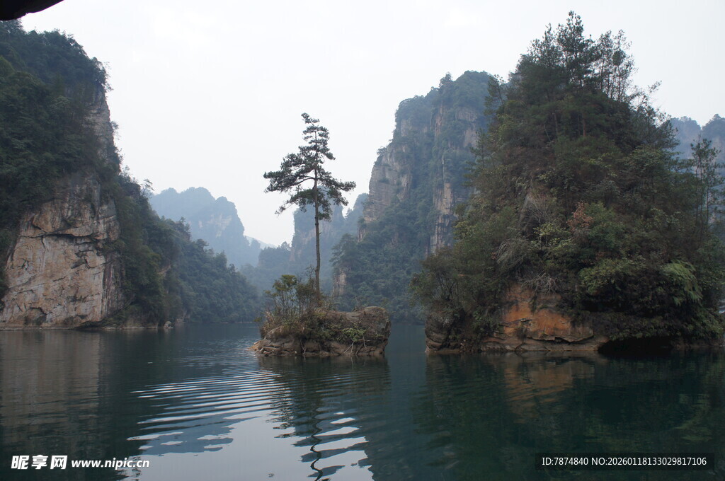 山水相依的静谧湖景