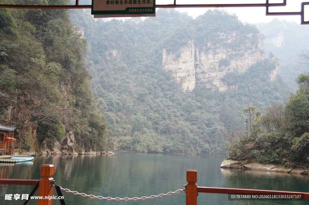 山水相依的秀丽江景