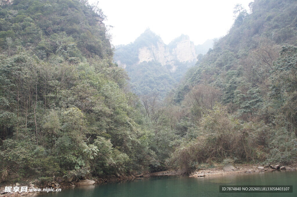 山水相依的秀丽自然景观