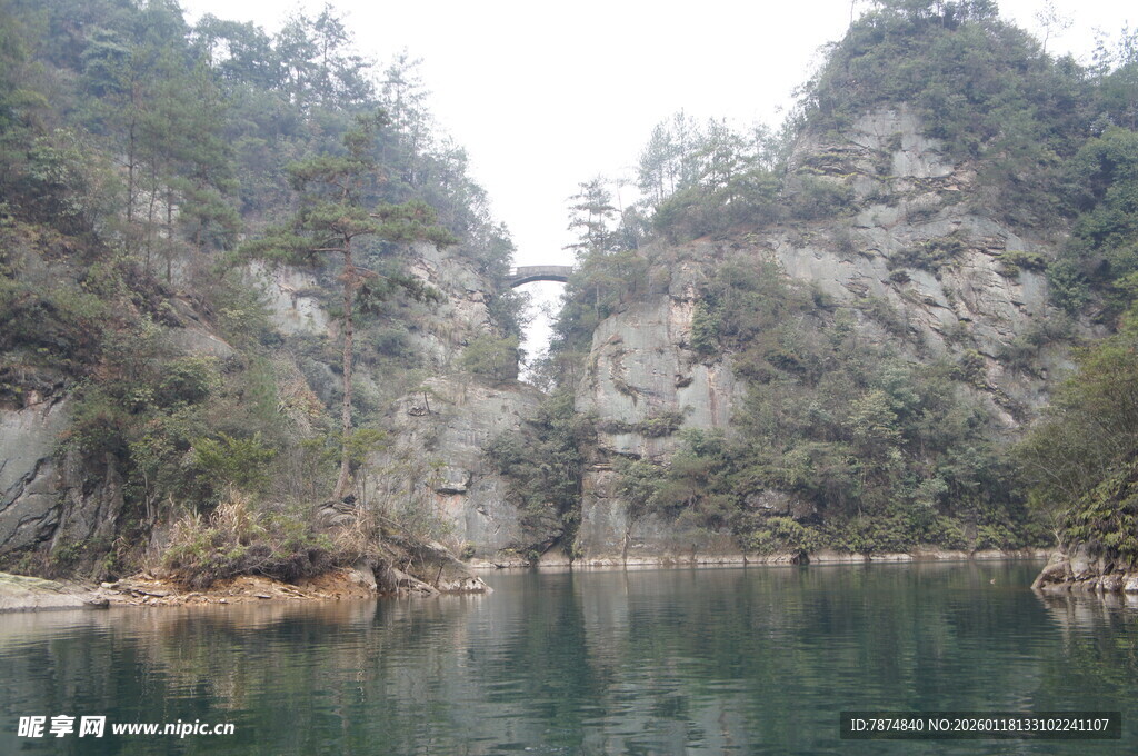 山水相依的静谧湖景