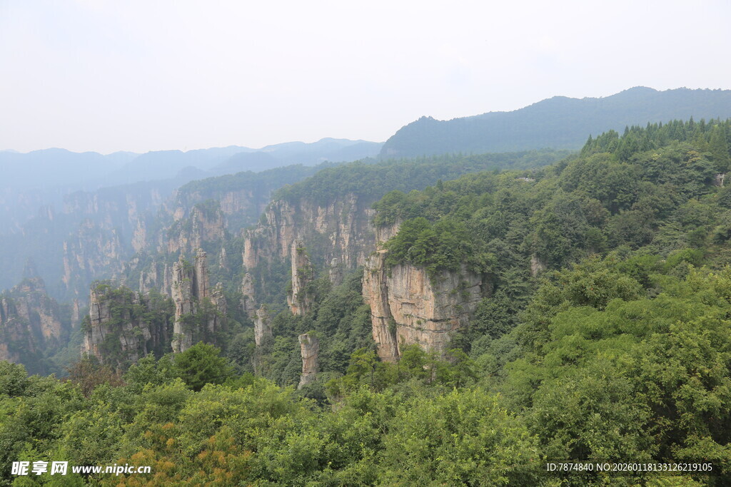 壮丽奇峰 绿意盎然的山峦