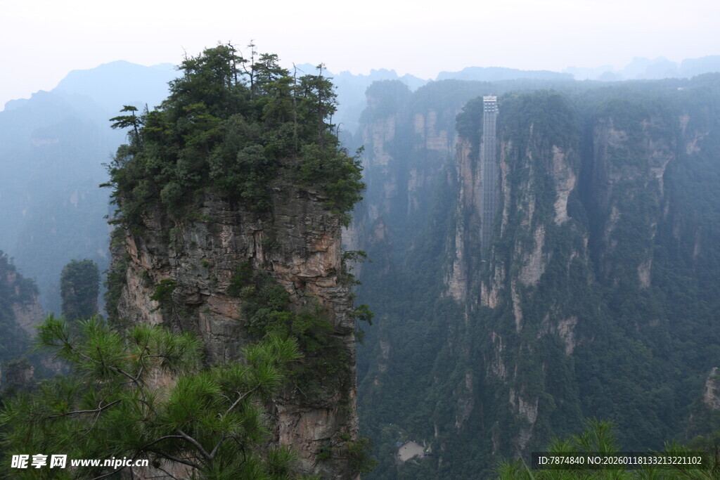 奇峰屹立于山峦云雾间