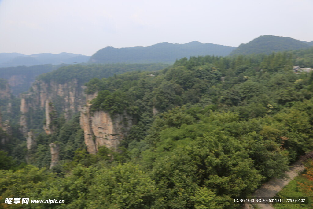 壮丽山林间的奇峰景观