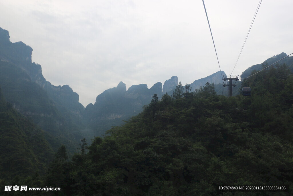 山间缆车穿行壮丽山峦
