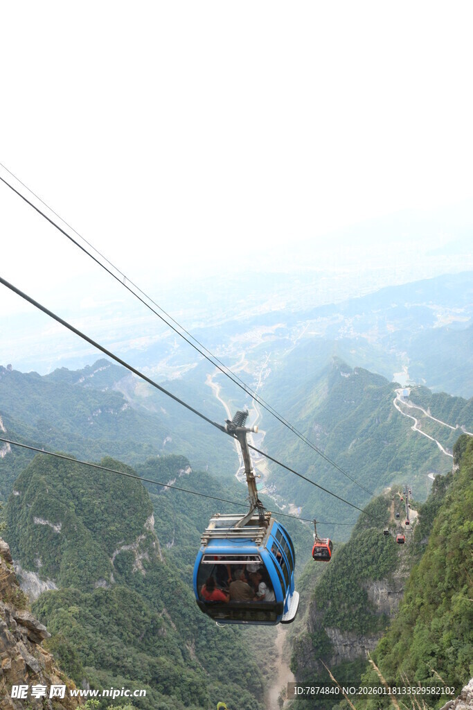 山间缆车穿梭于青山之间