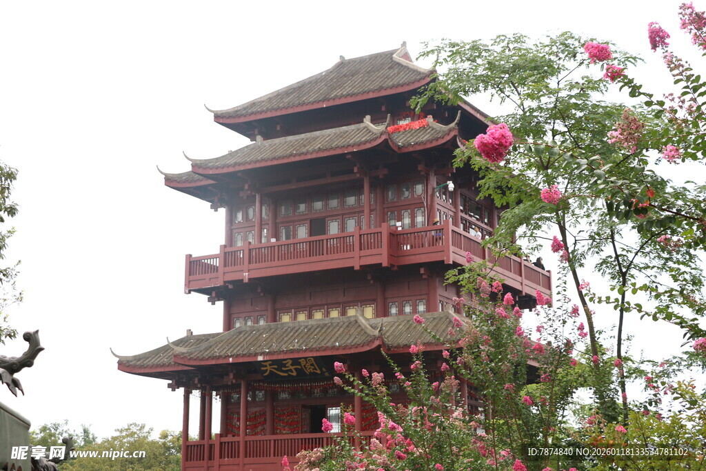 中式古塔楼与繁花相伴