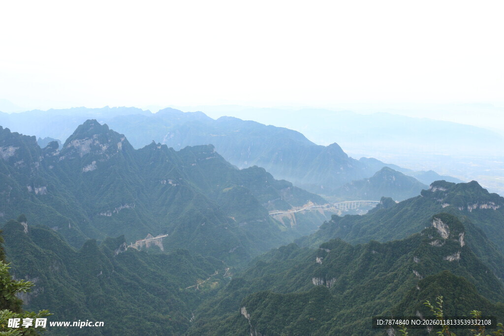 壮丽山峦景观
