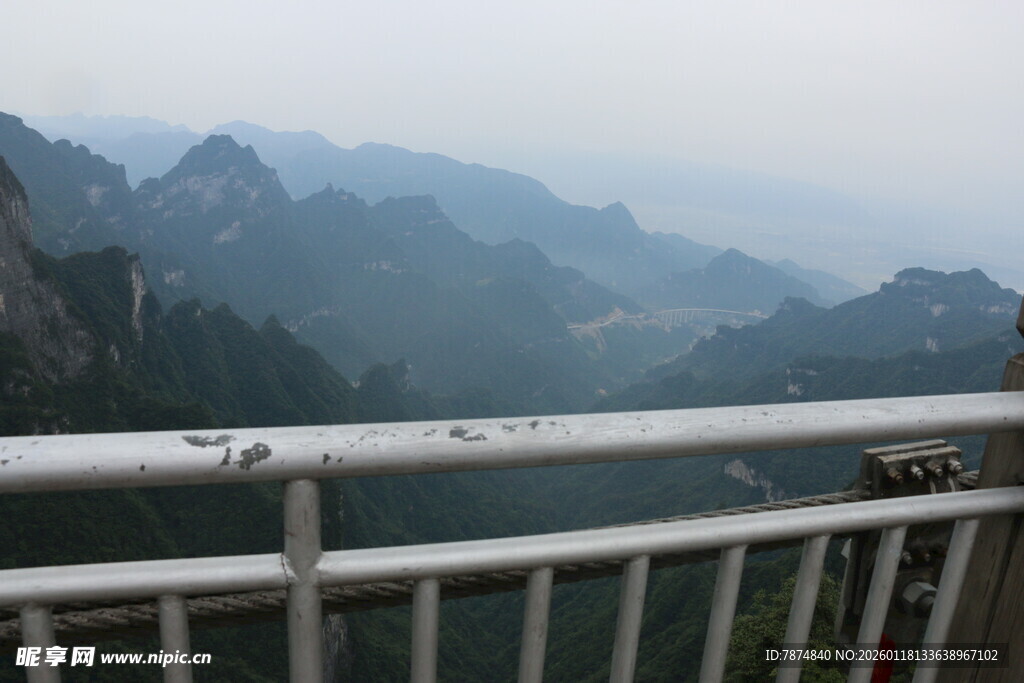 俯瞰壮阔山景