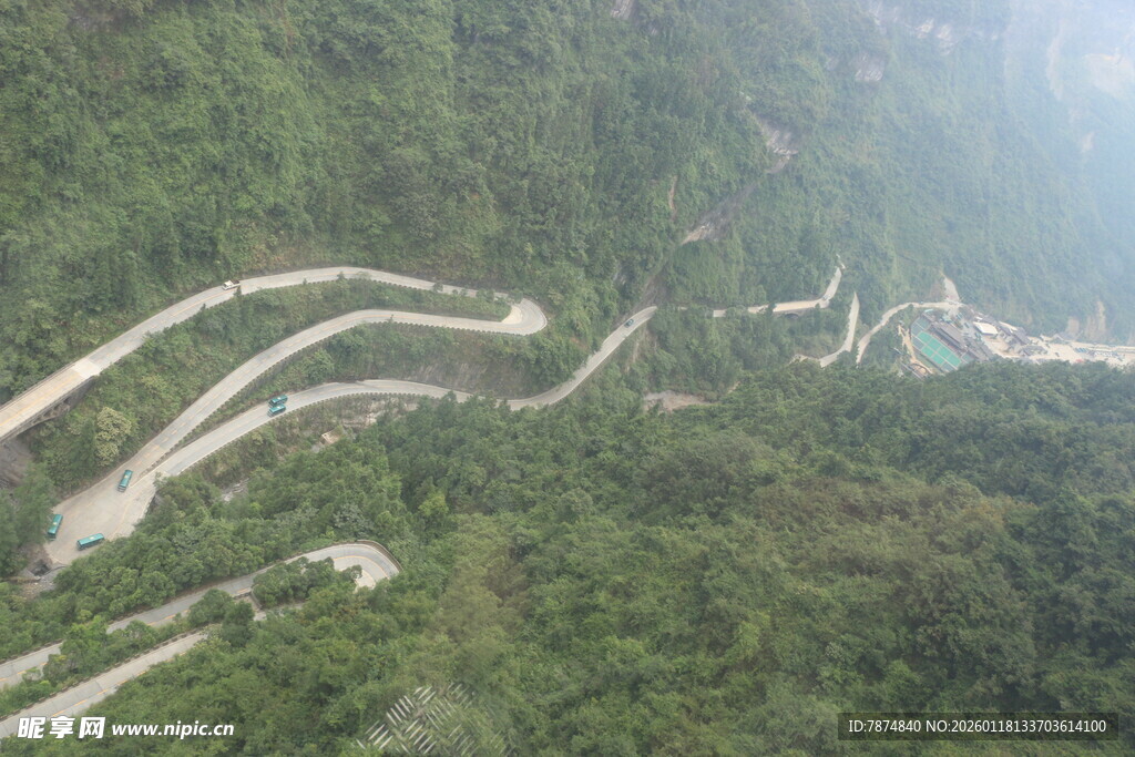 山间蜿蜒公路航拍图