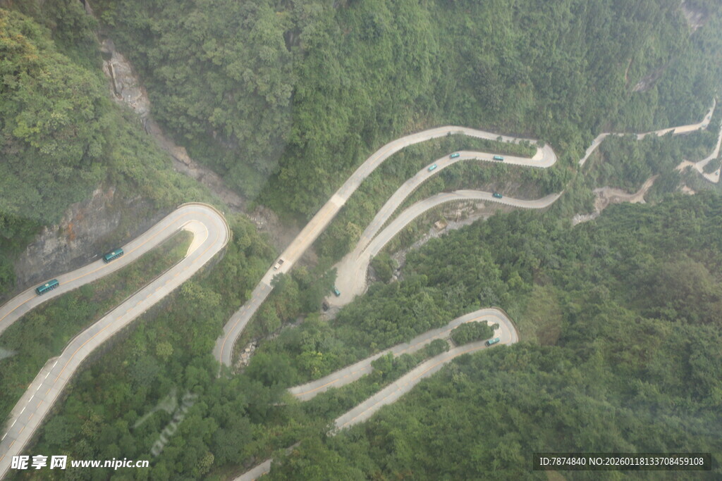 蜿蜒山间公路航拍图