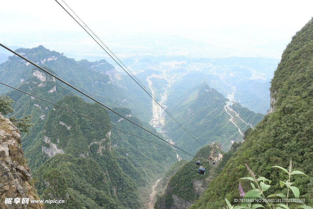 俯瞰山间索道壮丽景观
