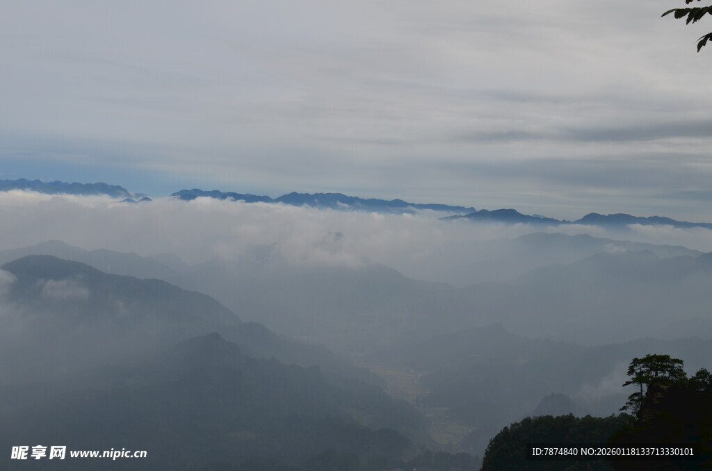 云海山间景