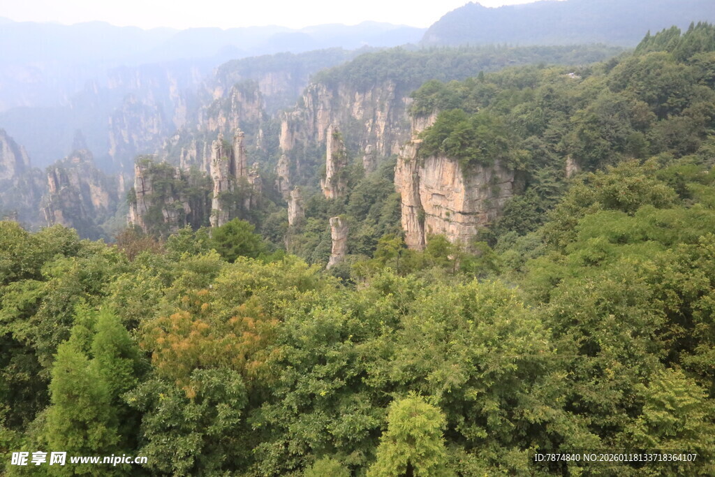 壮丽山林间的奇峰景观