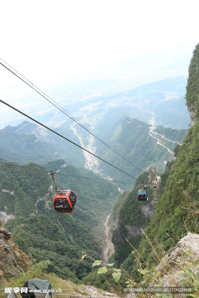 山间缆车穿梭壮丽美景