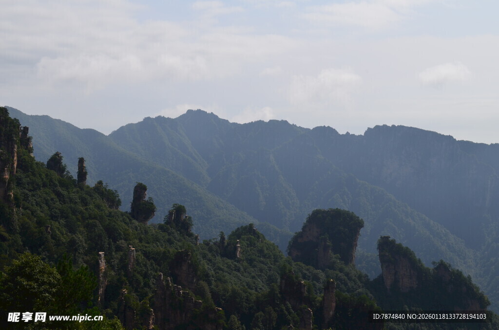 壮丽山景 绿意盎然的峰林