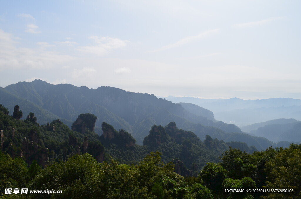 山峦叠翠的自然美景