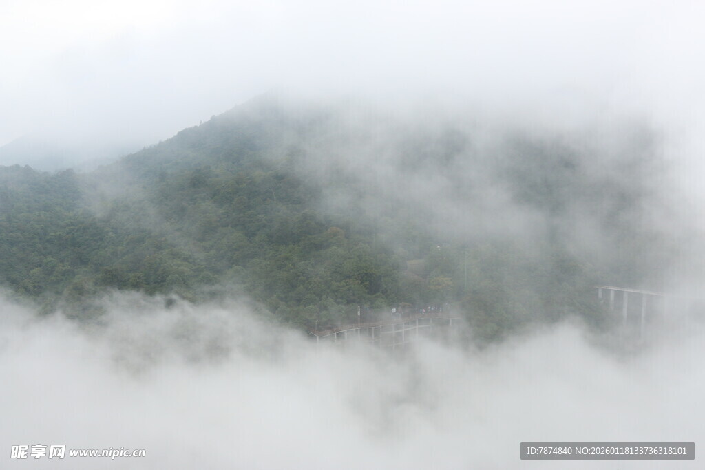 云雾缭绕的山峦美景