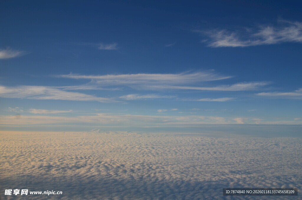 高空俯瞰云海蓝天美景