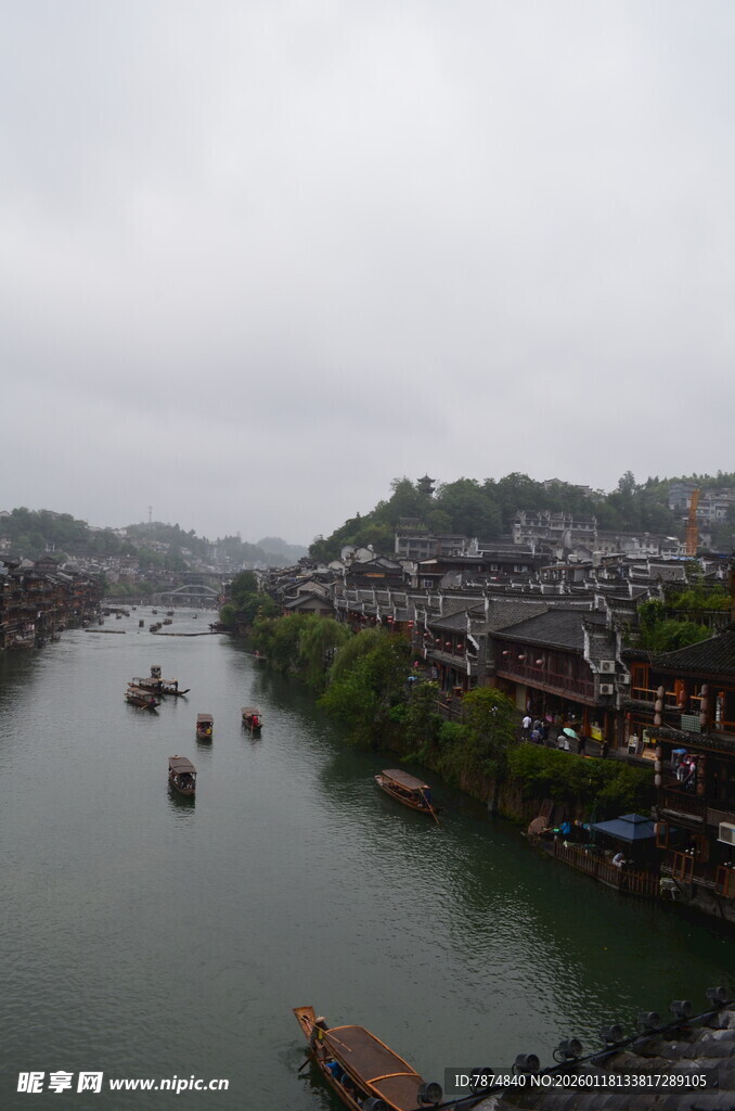 烟雨古镇河道船只景观
