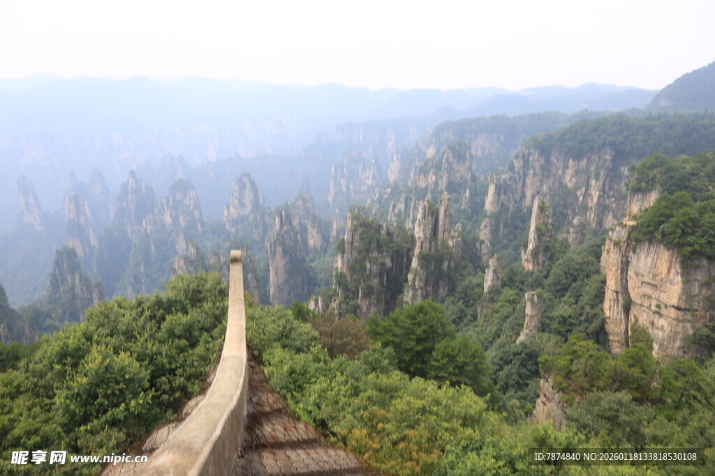 张家界奇峰美景栈道