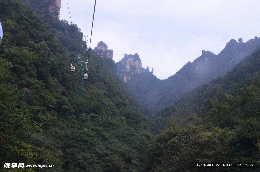 山间绿意盎然的秀丽景致