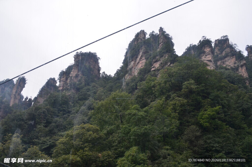 奇峰林立的壮美山林景观
