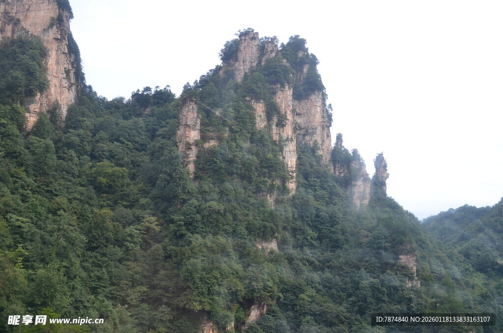奇峰耸立的翠绿山峦