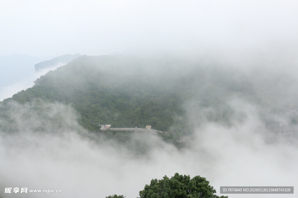 云雾缭绕山间美景