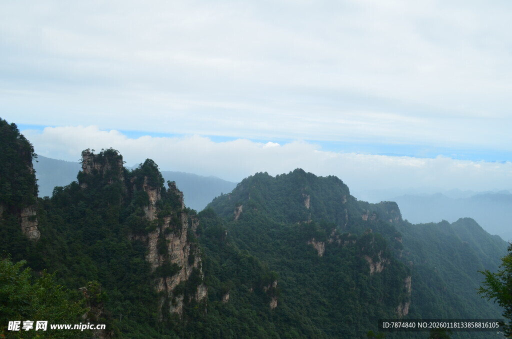 壮丽山峰云雾缭绕景观
