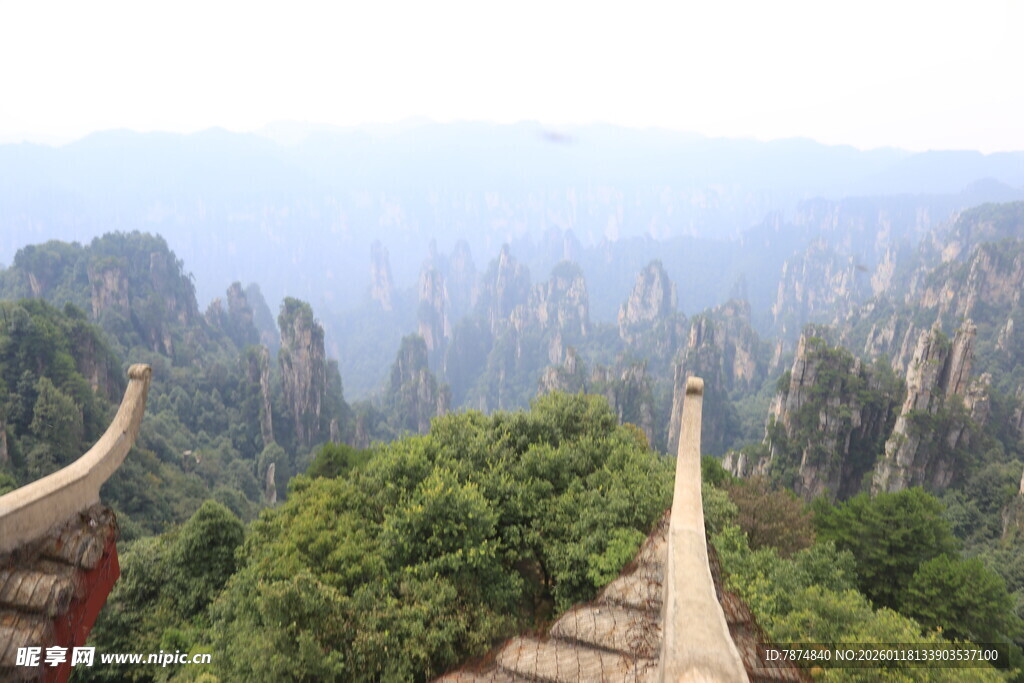 山间栈道旁的壮美峰林景色