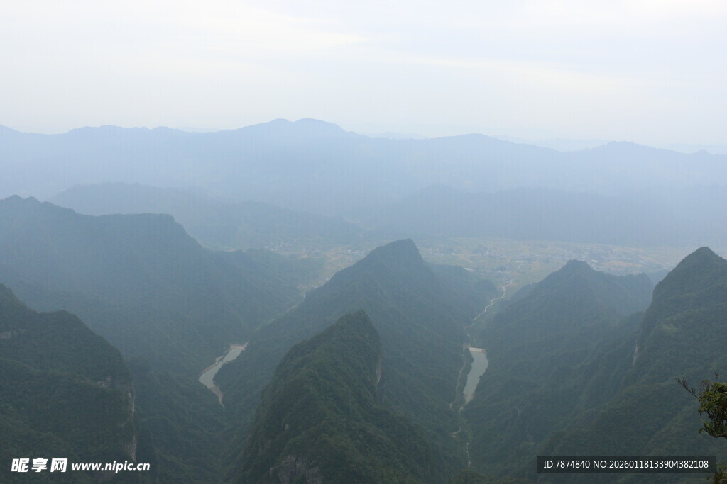 山峦叠嶂间的壮美风光