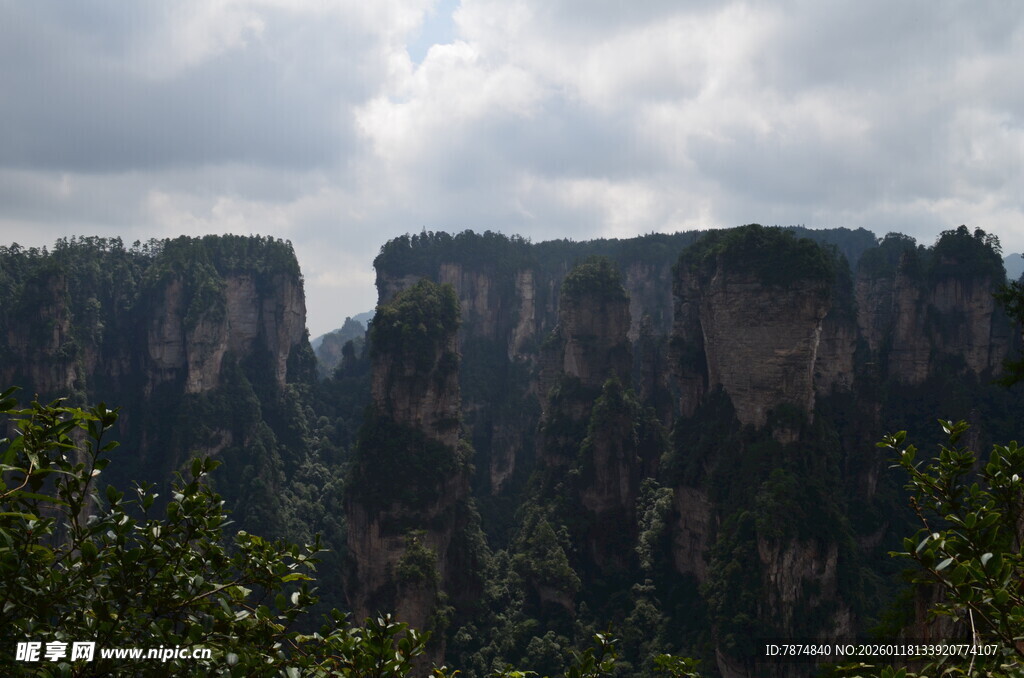 壮丽山峦景观