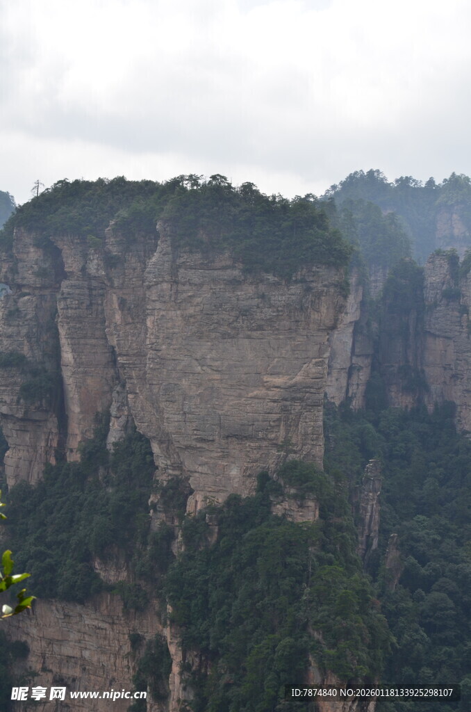壮丽险峻的山峰景观