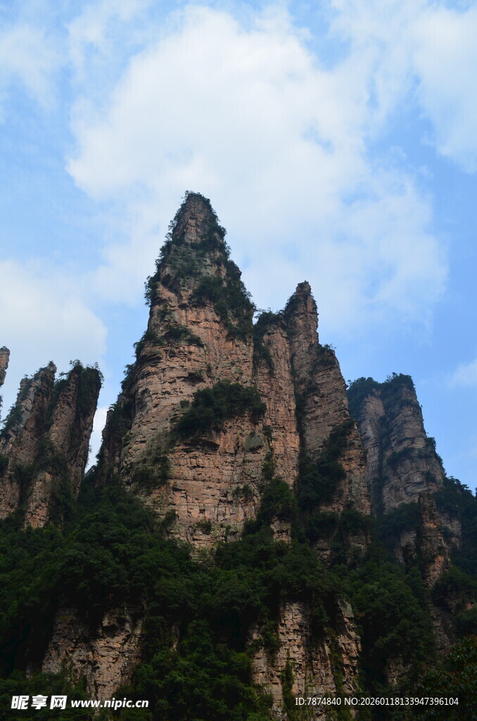 奇峰耸立的壮丽山景