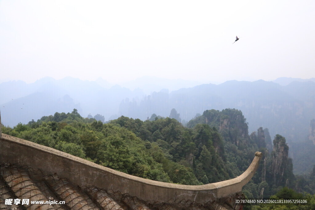 山间古建筑旁的秀丽景致