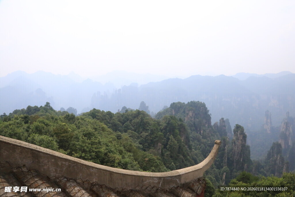 俯瞰山间美景