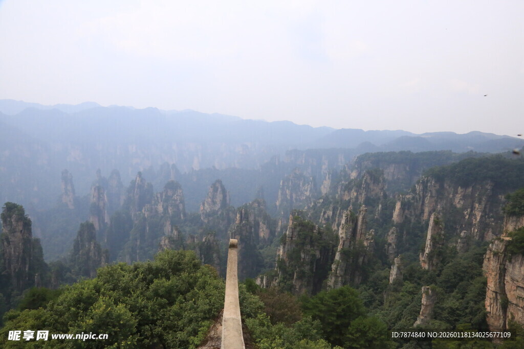 张家界奇峰间的悬空栈道